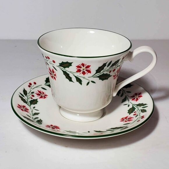 Royal Vale Teacup and Saucer Holly Winter Christmas Vintage - Picture 2 of 7